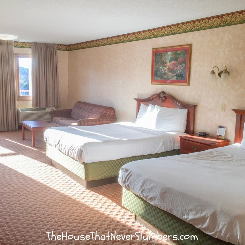 Park Tower Inn of Pigeon Forge, Tennessee - Review & Room Tour - #traveltips #travelhacks #cheap #frugal #travel #travelling #tennessee #pigeonforge #mountains #springbreak #vacation