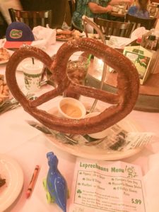 Top 7 Fun, Quirky, & Novelty Family Dining on the Florida/Alabama Gulf Coast - #travel #beach #familydining #dining #besteats #gulfcoast #Florida #Alabama #FloraBamaShore #pizza