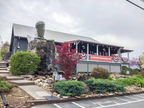 Best Dining in Pigeon Forge, Tennessee - Find out where to find the best dining deals in Pigeon Forge. These are the top Pigeon Forge restaurants for the price. #travel #travelwithkids #pigeonforge #tennessee #restaurants